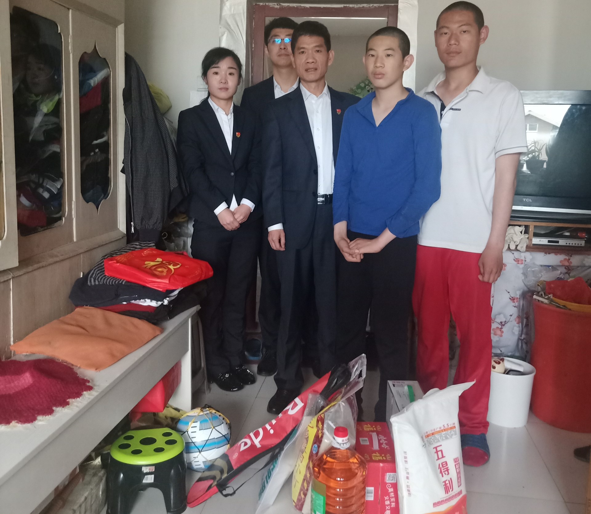 溫泉黨支部開(kāi)展結對幫扶主題黨日活動(dòng)