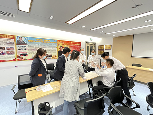 公司機關(guān)黨支部舉辦 “迎中秋 做月餅 畫(huà)團扇”主題黨日活動(dòng)